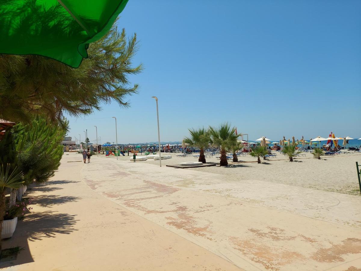 Golden Beach Apartments Durres Bagian luar foto